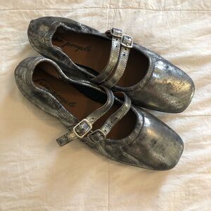 Free people metallic leather Gemini flats silver EUC 2400